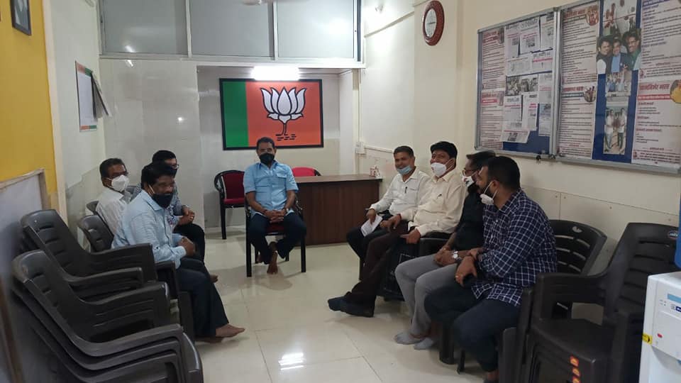Visited Borbhat Pada in Borivali and interacted with the citizens regarding the water problems in their area as well as made an appeal to them to raise funds for the construction of Shri.Ram Mandir. After this, visited BJP office in Charkop and interacted