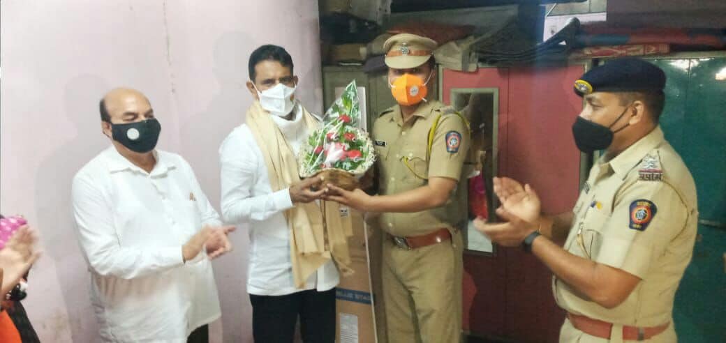 The innovative initiative of setting up cabin for the women police of Borivali by Atharva Foundation started, today. This cabin shall be specifically used by the women police officers as a comfort station and grooming area. D.C.P Dr.Sandeep Bhajibhakare a