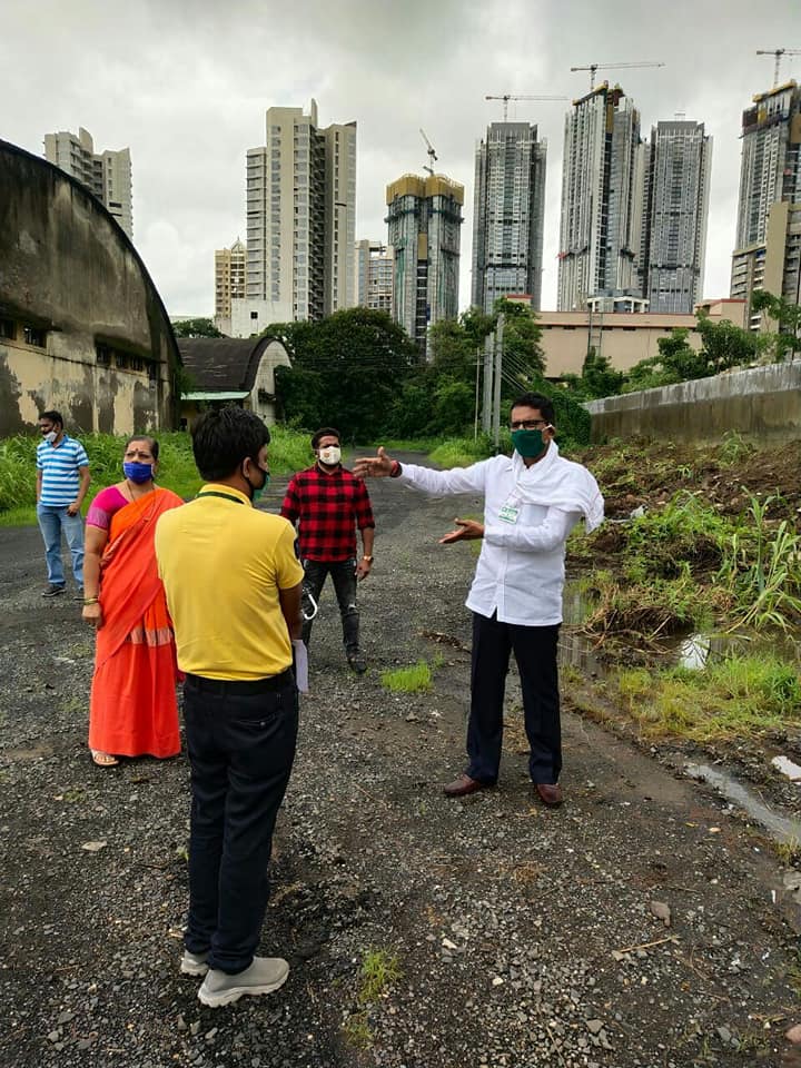 Shri Sunil Rane visited the godowns of FCI, as the residents of Rajendra Nagar, Borivali had been complaining regarding the issue of insects around the food grain godowns, and truck transport, since a long time. Held a discussion with the office bearers.