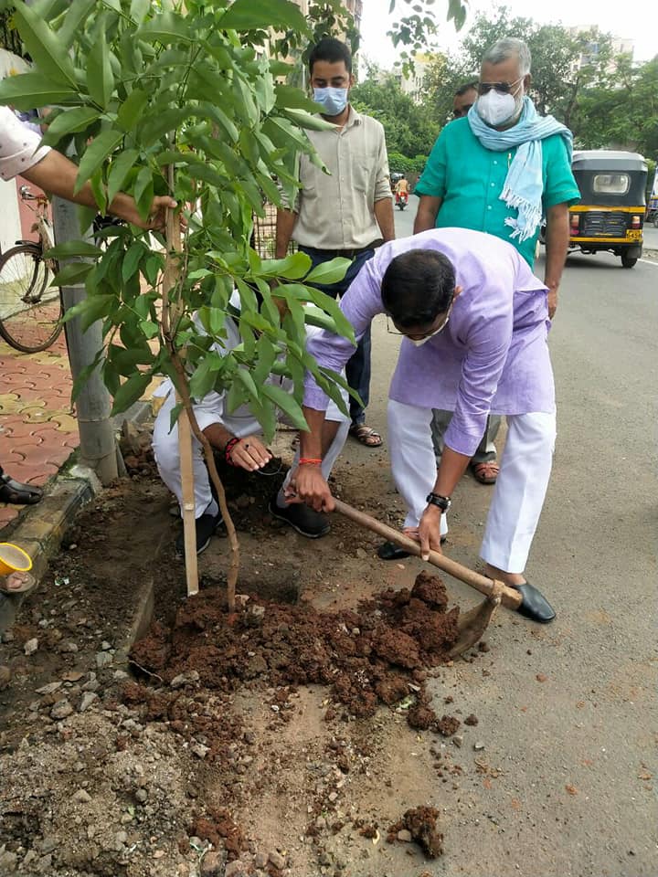 On the occasion of the Birth Anniversary of Lokshahir Anna bhau Sathe and the Death Anniversary of Lokmanya Bal Gangadhar Tilak, a tree plantation drive was organised at BJP ward no. 20 of Bandarpakhadi in Kandivali West, today. Attended the event along w