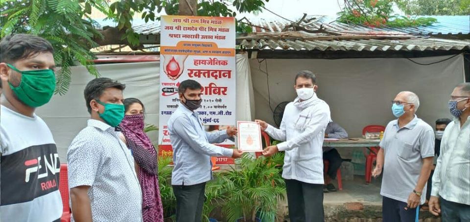 Shri Sunil Rane visited a blood donation camp that was jointly organised by Jai Shri Ram Mitra Mandal, Jai shri Ramdev Peer Mitra Mandal, and Shraddha Navratri Utsav Mitra Mandal at Sukarwadi Naka, M.G Road, Borivali(East).                                