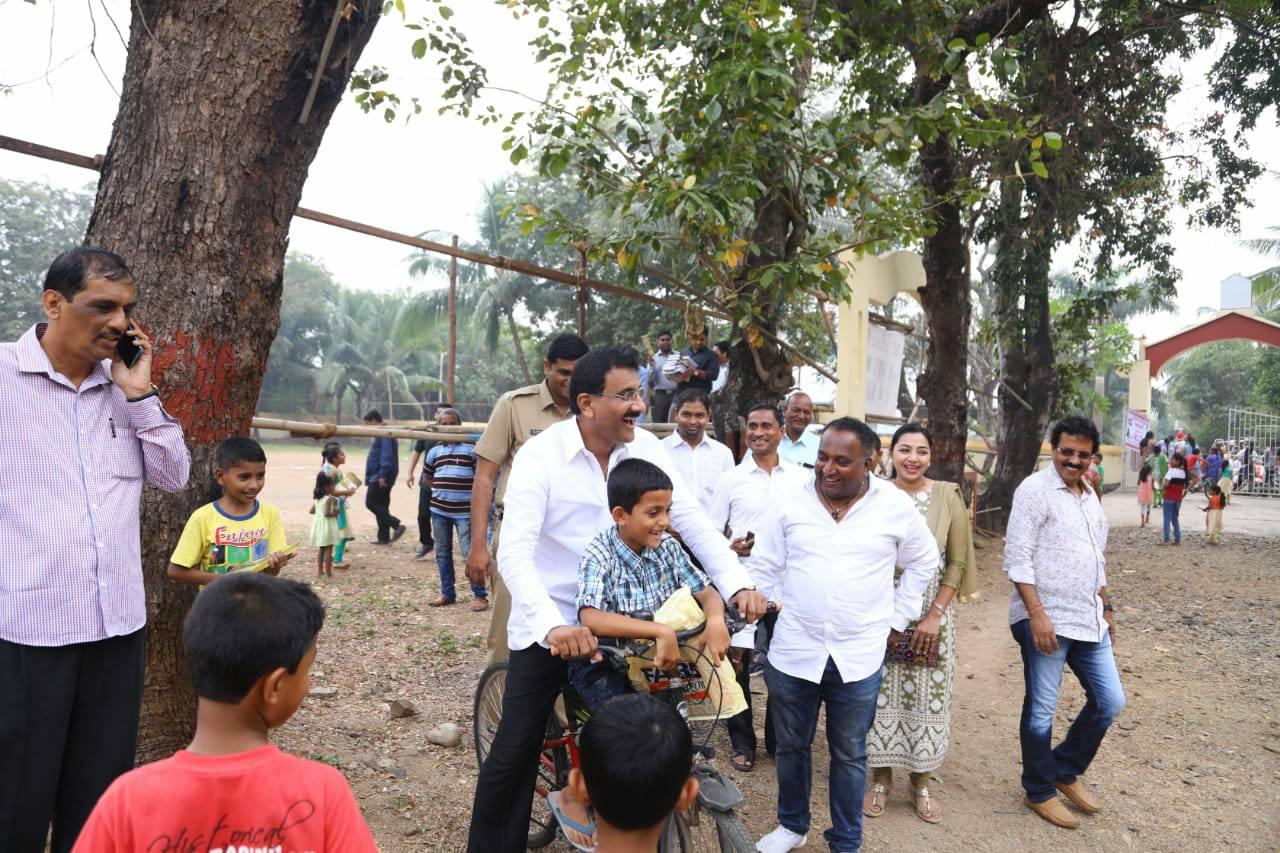 Shri. Sunil Rane on the occasion of the Birth Anniversary of Bharat Ratna Shri. Atal Bihari Vajpayee ji & on the occasion of Christmas , visited Holy Magi Church and Sacred Heart Church, Culvem Village, Gorai and distributed notebooks to students with Shi