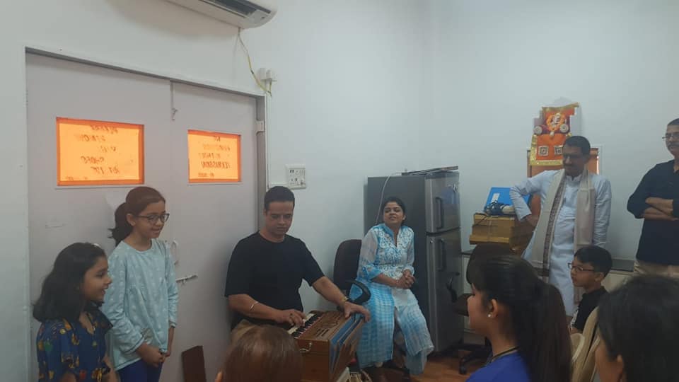 Shri. Sunil Rane was amazed to hear the songs sung by these talented kids trained at the Veer Savarkarkar Udyaan, Borivali West.