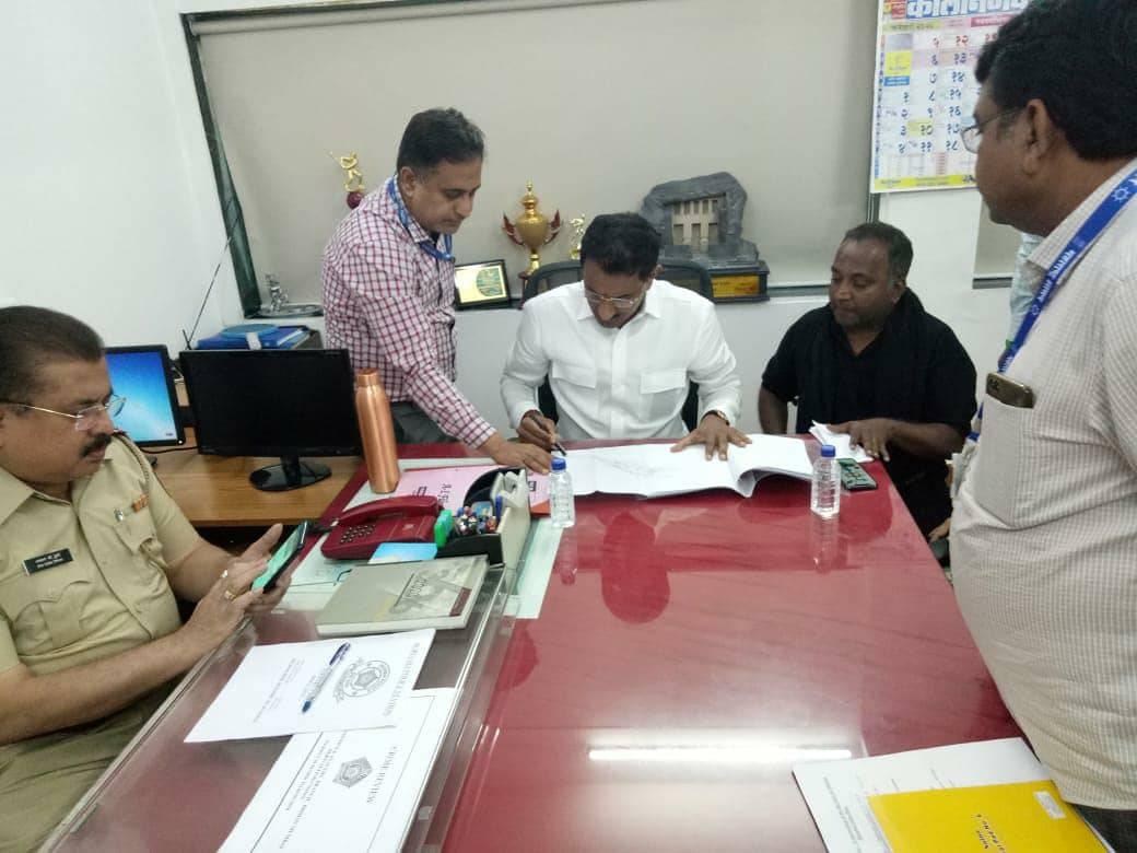 Shri. Sunil Rane congregated a joint meeting with the Forest Department officer Mr. Bhosale and Senior Police Inspector of Borivali Police station Mr. Laxman Dumre to discuss the beautification of Gorai Jetty.