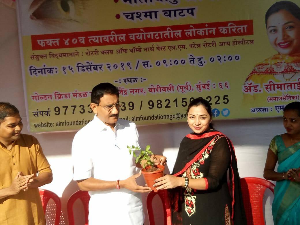 Shri. Sunil Rane AIM foundation organized a free eye check-up & cataract surgery camp at Golden Krida Mandal, Borivali (E)attended the camp &presented Adv. Simatai Shinde a small token of appreciation.