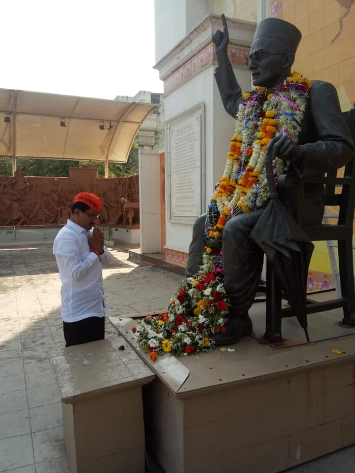 Shri Sunil Rane on the event of Hon' Swatantrya Veer Savarkar's death anniversary, paid respects to his statue at Shivaji Park, Dadar and visited a library nearby to read some books based on his life.
