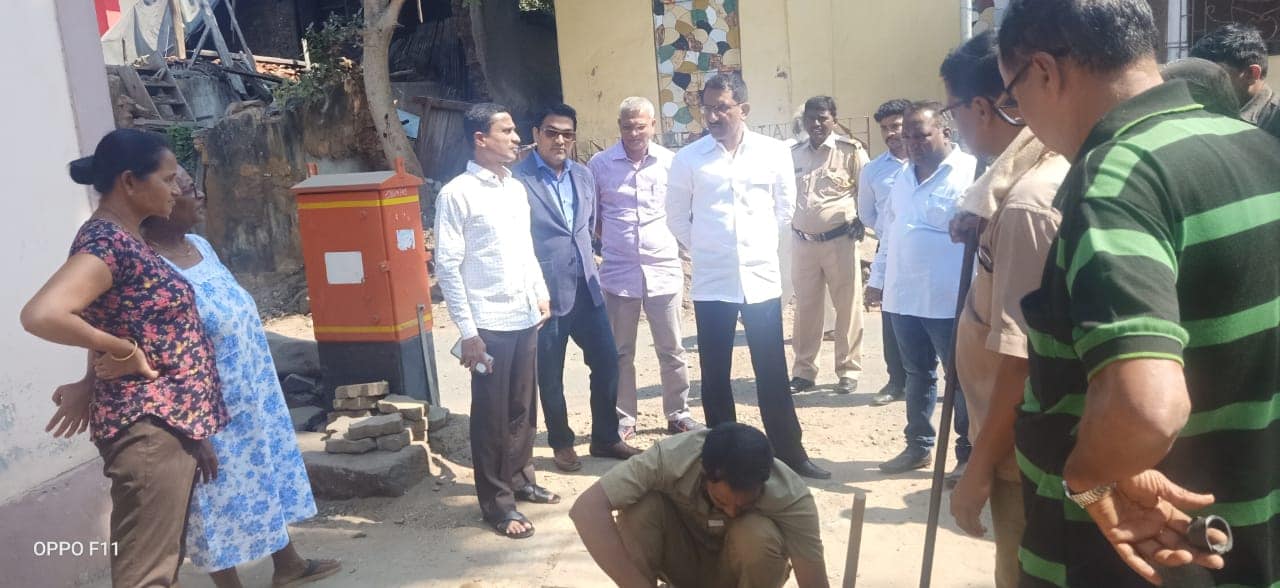 Shri. Sunil Rane visited Juhi Pada in Gorai Village, Borivali this morning and interacted with the local residents regarding the water problem in their area.