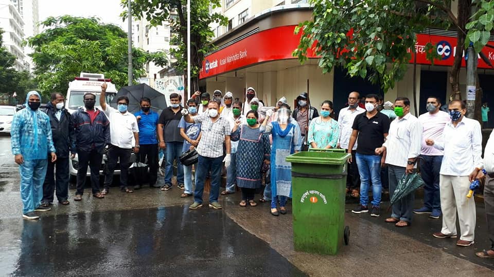 A cleanliness drive was organised at ward no.17 and ward no. 09 and 18 of Borivali Constituency, BJP Karyakartas also took part in the clean-up drive. 