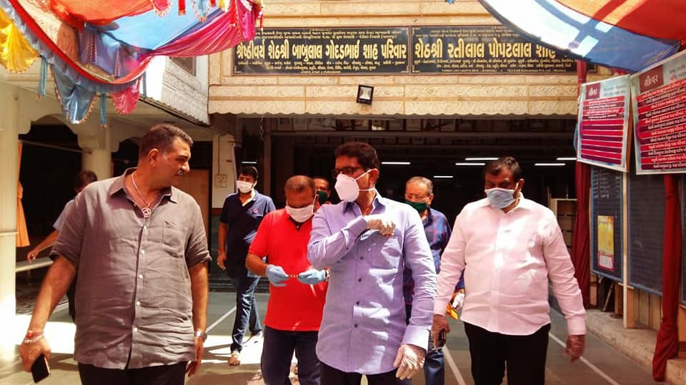 Due to the rising risks of # Coronavirus , many institutions have supported the ones in need. Met the team of Snehal Shah and other trustees of Shri Sambhavnath Jain Derasar Pedhi, at Jambli Gali, Borivali and thanked them for their constant support towar