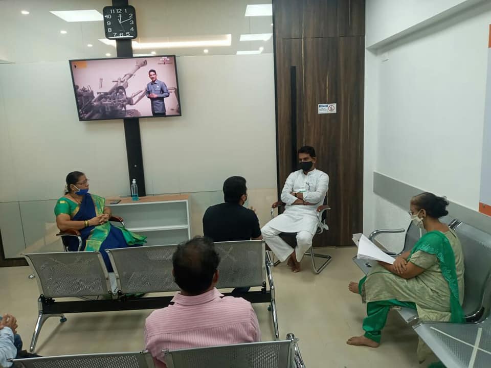 Shri Sunil Rane met the owner and tenants of Lata Kunj Building, Dattapada at the BJP Borivali office today.                                  BMC issued them a notice about the demolition of their building as it was declared unsafe. Interacted with the ci