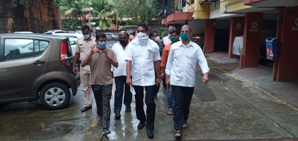This morning at 7am, Shri Sunil Rane visited Sanskruti Complex near 90 feet road, Kandivali East, along with karyakartas to discuss regarding problems faced by the citizens due to BMC.