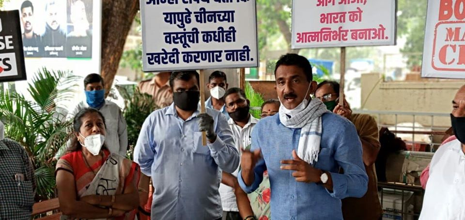 Shri. Sunil Rane paid tributes to the soldiers who were martyred in the clashes on the Indo-China border. Also pledged that we would no longer use Chinese goods. BJP Borivali Mandal post holders, corporators, ward presidents etc. were present outside BJP 