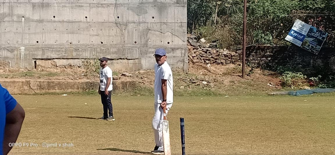 Shri Sunil Rane spent the afternoon playing cricket with few residents during the Pushpa Park Premier League.