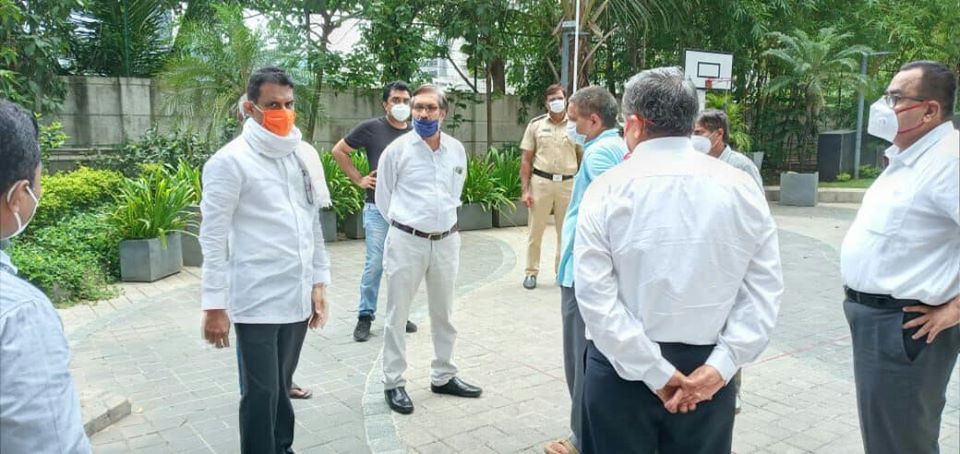 Shri Sunil Rane met the residents of the Royal Samarpan Kanakia society, Rivali Park, Borivali (East), along with the deputy commissioner of MCGM Mr. Shankarwar and executive engineer Mr.Gondhali to discuss the problems faced by them regarding the drains 