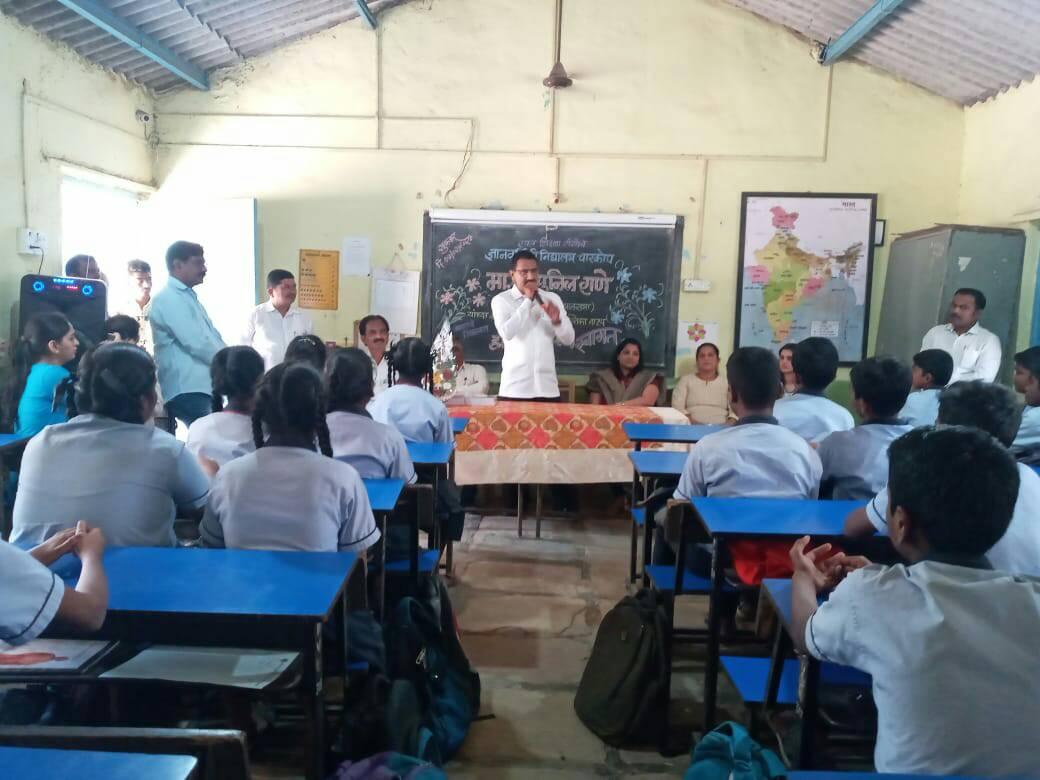 Shri. Sunil Rane visited Dnyanvardhini School at Sector 7, Charkop, Kandivali West, to distribute 