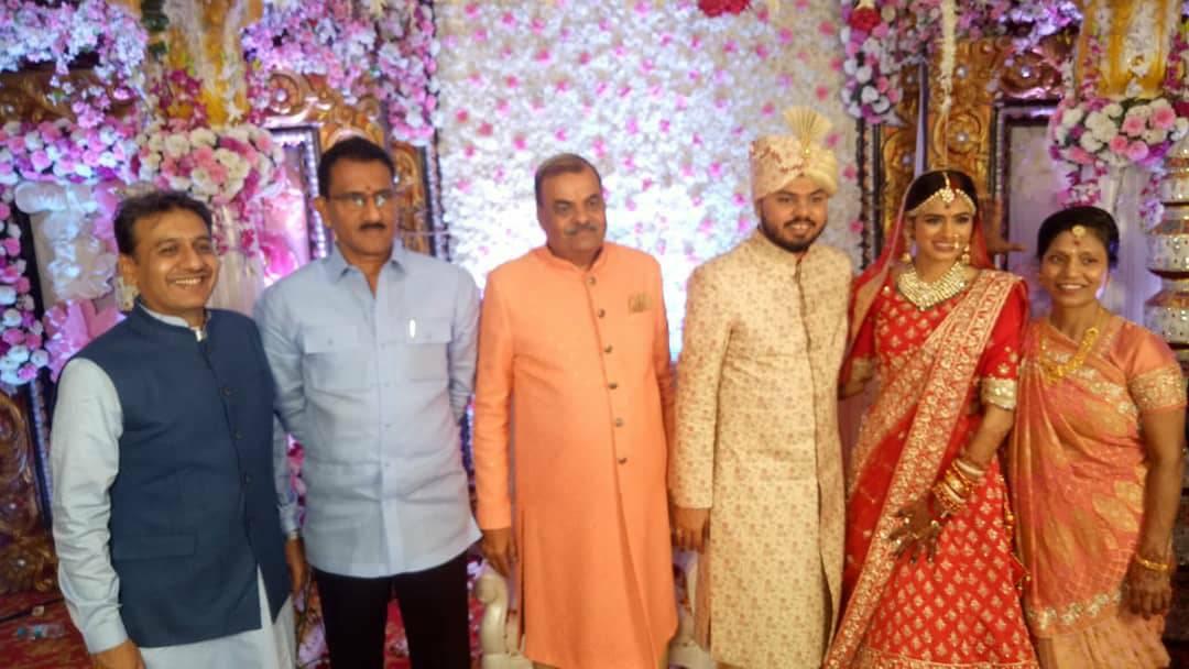 Shri. Sunil Rane gave a warm greetings to BJP Karyakarta Mr. Ashok Shah Ji's son on his wedding. May God bless the newly married couple!