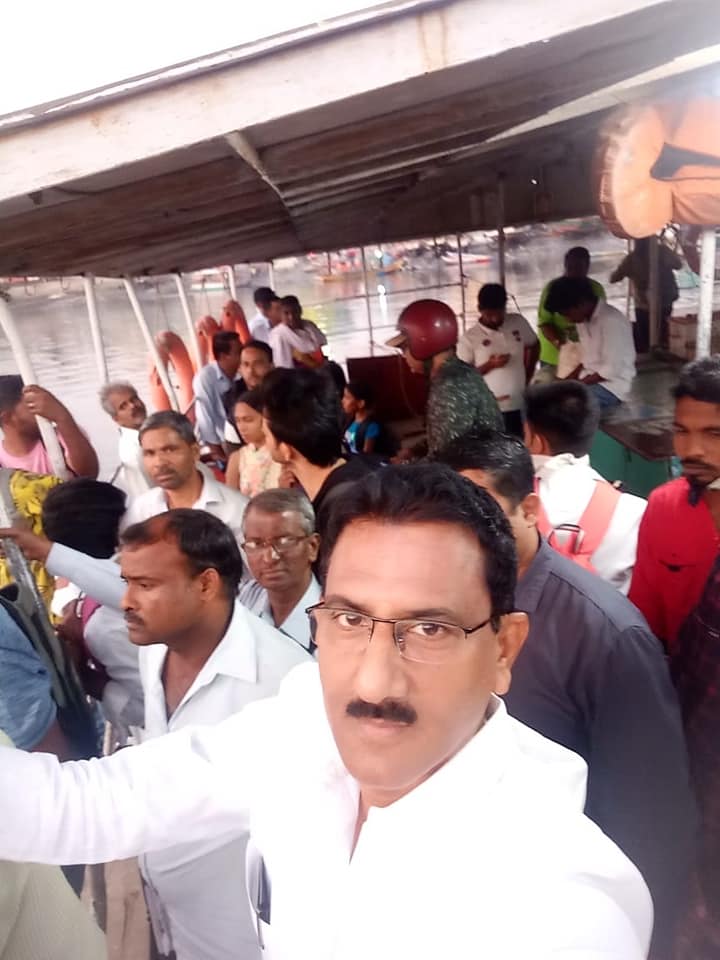 Shri Sunil Rane amidst the busy schedule for the day, travelled to Madh Jetty from Versova, to attend a program there.