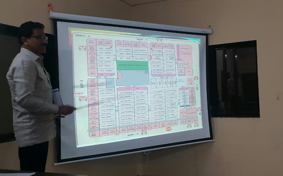 Shri. Sunil Rane after completing the #AssemblySession, returned back to the Borivali Constituency and attended a meeting with the citizens of ward no. 18 and guided them for the presentation they gave for ward development.
