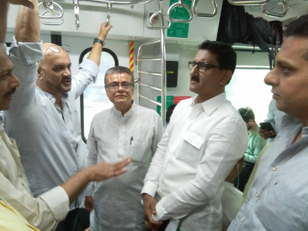 Shri. Sunil Rane interacted with the citizens of Borivali and discussed the developmental issues with them while travelling in the local train.