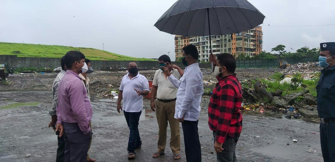 Shri Sunil Rane inspected the ongoing work of Gorai Dumping Ground, Borivali(West) along with colleagues, today. Discussed about the same with the office bearers of Mumbai Municipal Corporation. Also inquired about their health and provided them with the 