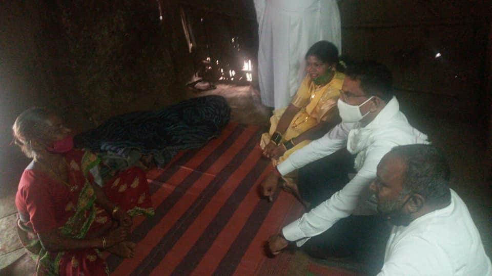 On the occasion of World Tribal Day, Shri sunil Rane met farmers in Dongri Pada, Gorai. Also visited house of local tribals with Karyakartas.