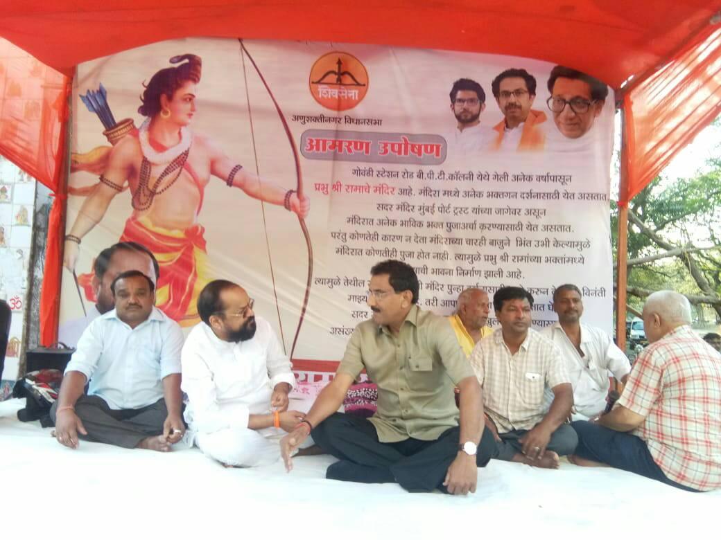 Shri. Sunil Rane met former MLA Shri Tukaram Kate Ji at the hunger strike at Ram Mandir, Govandi.