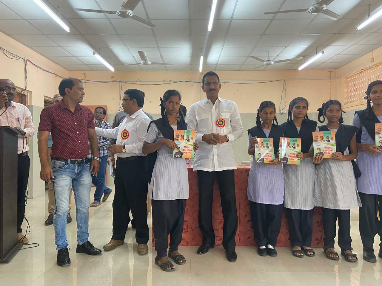 Shri. Sunil Rane visited Rajada Municipal School & Sodawala lane Municipal School at Borivali West, to distribute Model Question Paper Books to the SSC students to help them prepare well for their upcoming board exams.