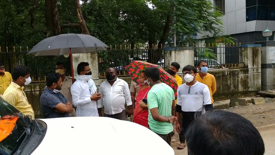 The redevelopment of the building near the Food Corporation of India in Borivali East is currently underway. Shri Sunil Rane revisited the place along with Corporator Mrs.Asawari Patil to inspect the damage and take updates on the work planned, today.