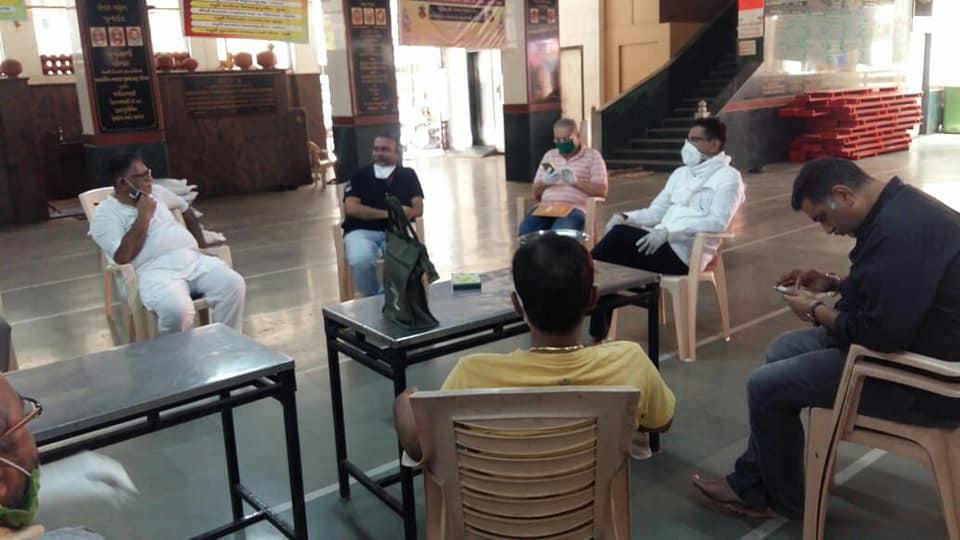 Shri. Sunil Rane visited Jain Derasar at Jambhli Galli, Borivali constituency and interacted with the representatives of the Derasar regarding measures to be taken during the times of the Pandemic.