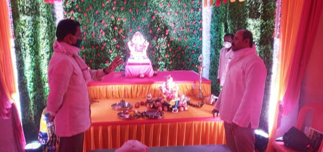 Shri Sunil Rane visited Shri.Bamandev Prasadik Mitra Mandal, Opp of Saidham, Borivali East to seek blessings of Lord Ganesha, along with Karyakartas.