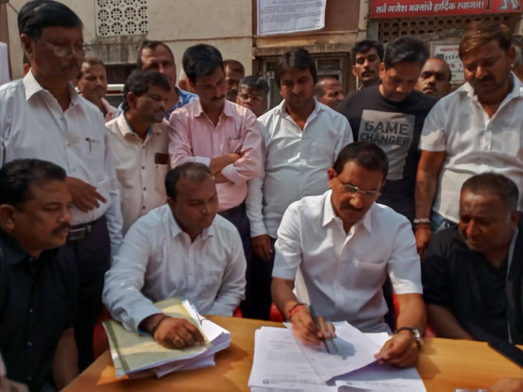 Shri. Sunil Rane interacted with the residents of the Old MHB colony located in Borivali regarding the issues of redevelopment and rent. #BorivaliParivartan