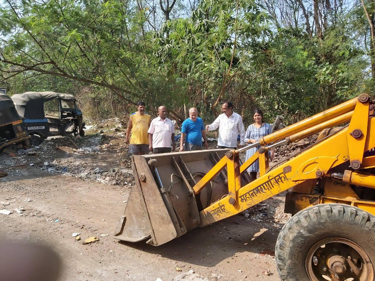 Shri. Sunil Rane discussed with the residents of Charkop sector 8 and the MCGM officials, the issue regarding the cleanliness around the area was solved as the debris was picked up today.