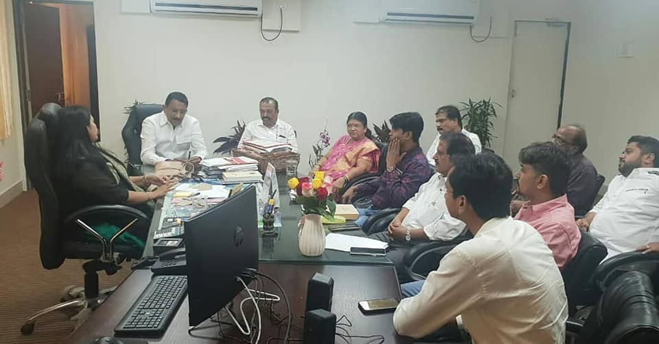 Shri. Sunil Rane congregated a weekly review meeting with the BMC Officials, to address various issues related to the MCGM, at the Borivali R/Central Ward office.