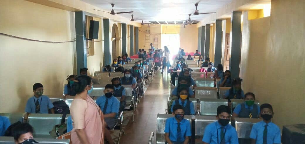 Shri Sunil Rane interacted with the students of class VIII in Gorai Church regarding their school studies.