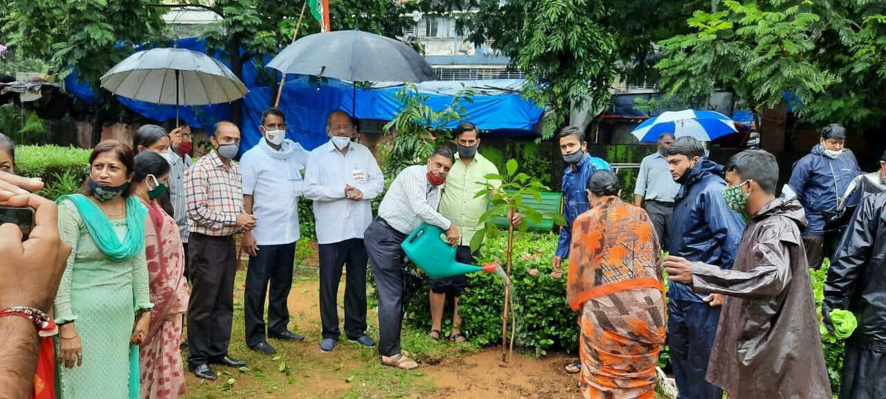 Tree Plantation Drives were organised at Borivali railway police station, and Ramleela Ground in Borivali West. Shri sunil Rane attended the events along with MP Shri.Gopal Shetty, Corporator Mr.Pravin Shah, a few Police officers, and BJP Karyakartas.