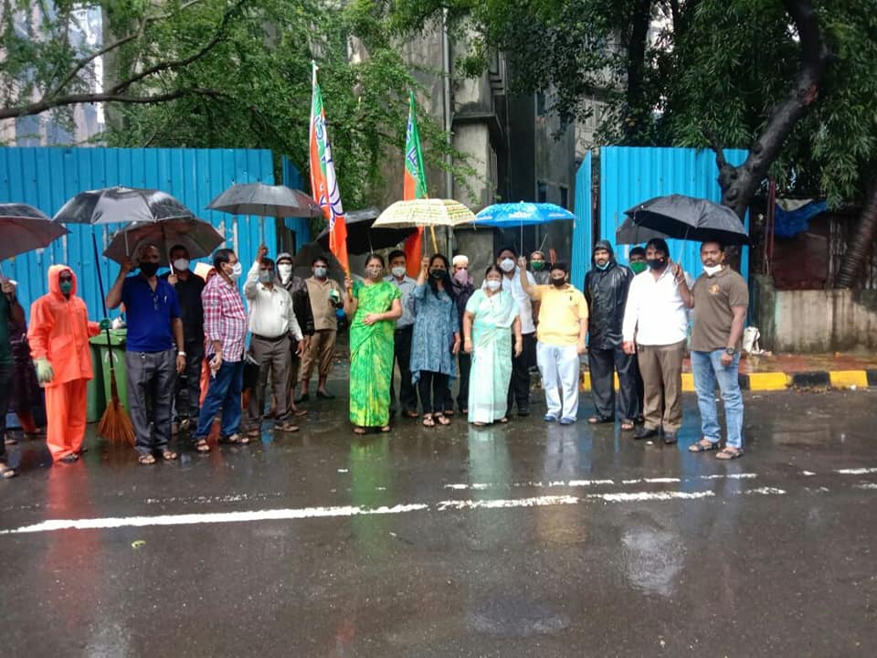 A cleanliness drive was organised at ward no.16 of Borivali Constituency, under the guidance of Corporator Mrs.Anjali Khedkar. A few BJP Karyakartas also took part in the clean-up drive.