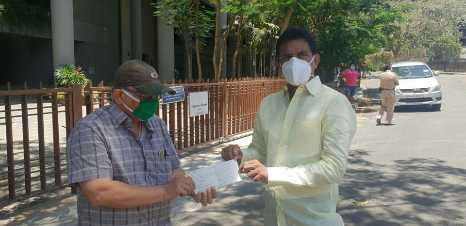 A senior citizen from Borivali Mr. Vijay Vaman Pranjape donated Rs. 50,000 to the PM cares fund and BJYM North Mumbai President, Mr. Amar Shah arranged for a check of Rs. 25,000 from a donor to donate for the same. Sincere thanks to both of them for showi