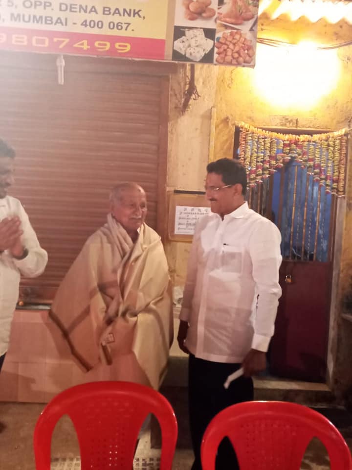 Shri. Sunil Rane met few citizens of the Borivali constituency. Also congratulated a senior citizen who completed 100 years of his life.