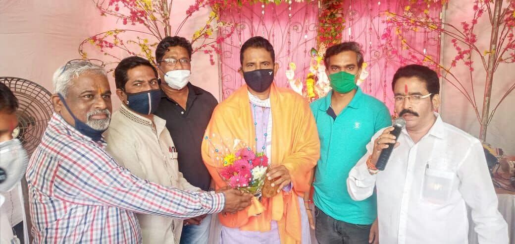 Shri Sunil Rane visited a few Ganesh mandals in Borivali to seek blessings of Lord Ganesha, and interacted with the citizens of the area.