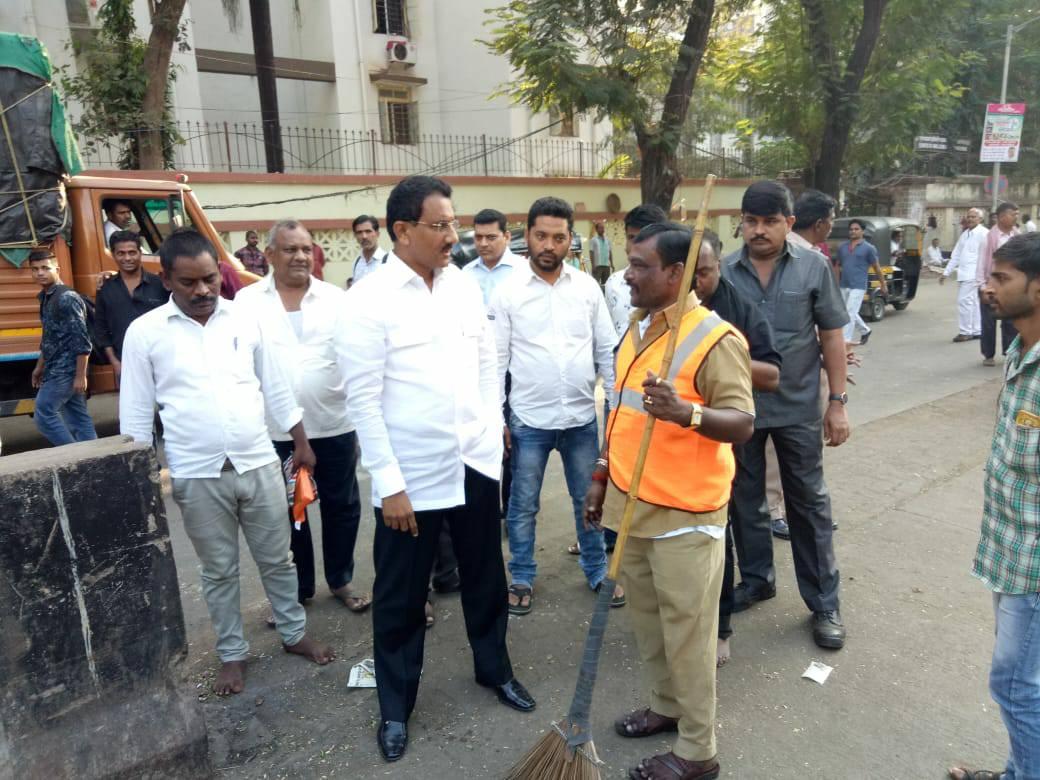 Shri. Sunil Rane visited the pay and park stand at Borivali station and came across some illegally parked trucks around Borivali market on which action will be taken shortly.