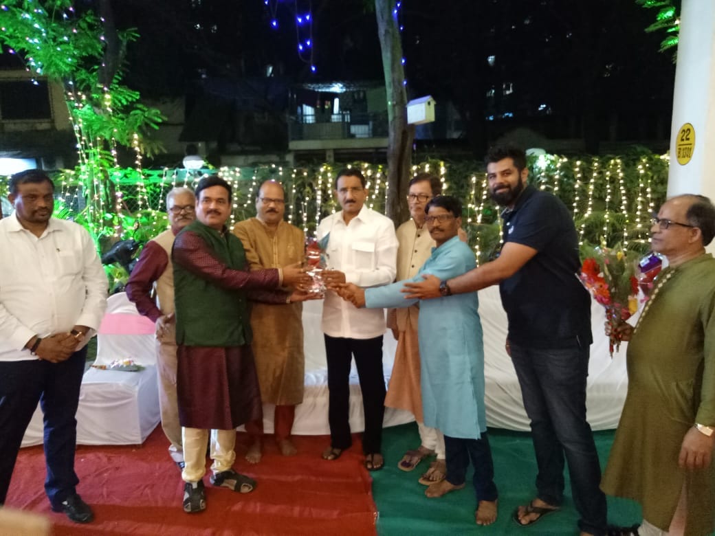 Shri. Sunil Rane attended the satyanarayan pooja organized by Sharda Sahnivas Society in Rajendra Nagar, Borivali East. Interacted with few residents and took the blessings of Lord.