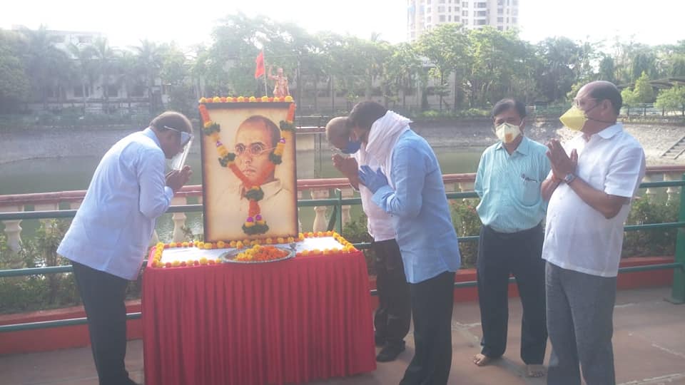 On the occasion of Swatantryaveer Savarkar's Jayanti, started the day by paying tributes at Veer Savarkar Udyan. Also took a small walk along with MP Shri. Gopal Shettyji and the rest of the attendees.