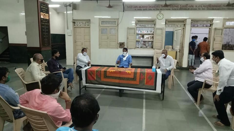 A joint meeting was conducted with the Trustees of Jain Derasar, residents of Ramanlal Mhatre Chawl, Corporator Mr.Pravin Shah, BMC officials, and BJP Karyakartas to discuss about the gutter choke up problem of the area.