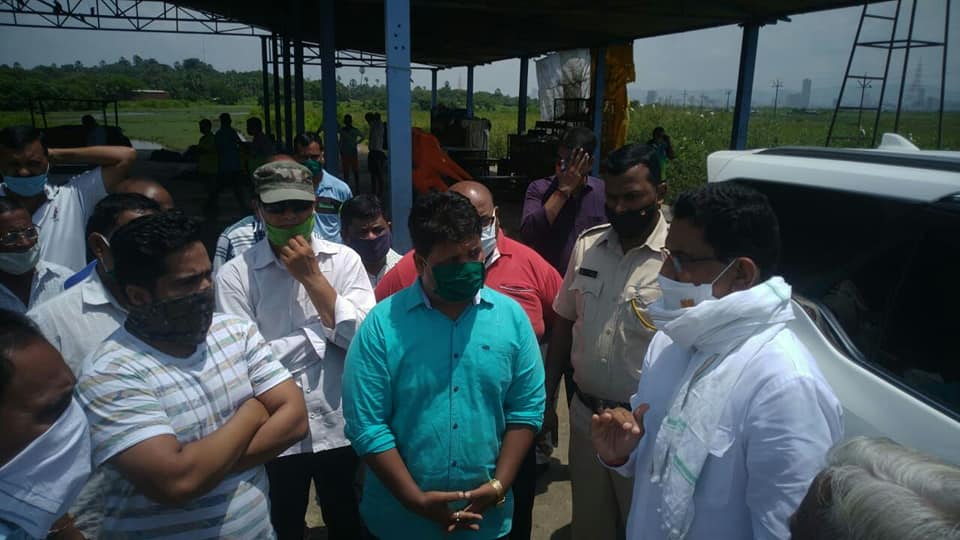 Shri Sunil Rane visited Manori village along with karyakartas to discuss issues regarding schools, water shortage, toilets, hospitals, electricity, issues of Hindu Cemetery and insurance of the citizens.