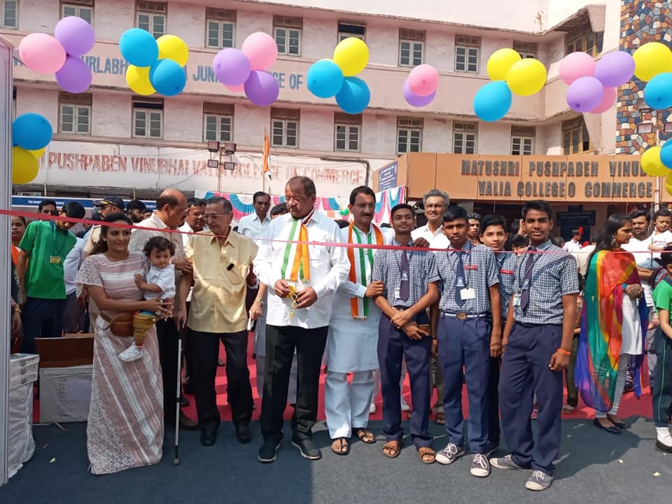 Shri. Sunil Rane congregated a meeting with Vinubhai Valia, Jayesh Valia, and MP Shri Gopal Shetty Ji in regards to the education and development of Borivali and celebrated Republic Day at Matushri Pushpaben Vinubhai Valia College of Commerce.