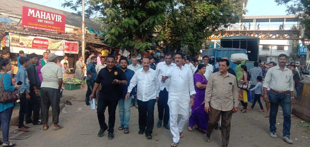 Shri. Sunil Rane visited the Borivali Fruit and Vegetable market, to supervise the cleanliness and maintenance of the area.