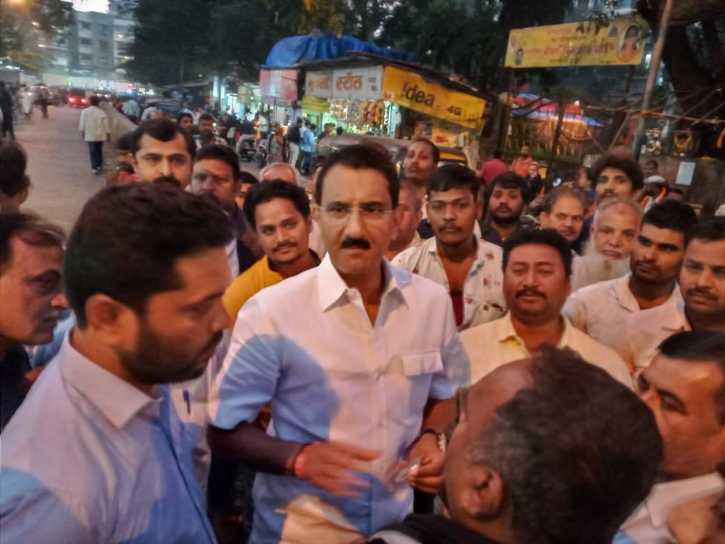 Shri. Sunil Rane visited the fruit and vegetable market at Borivali station to supervise the cleanliness of the area and in the meanwhile, interacted with some citizens there.