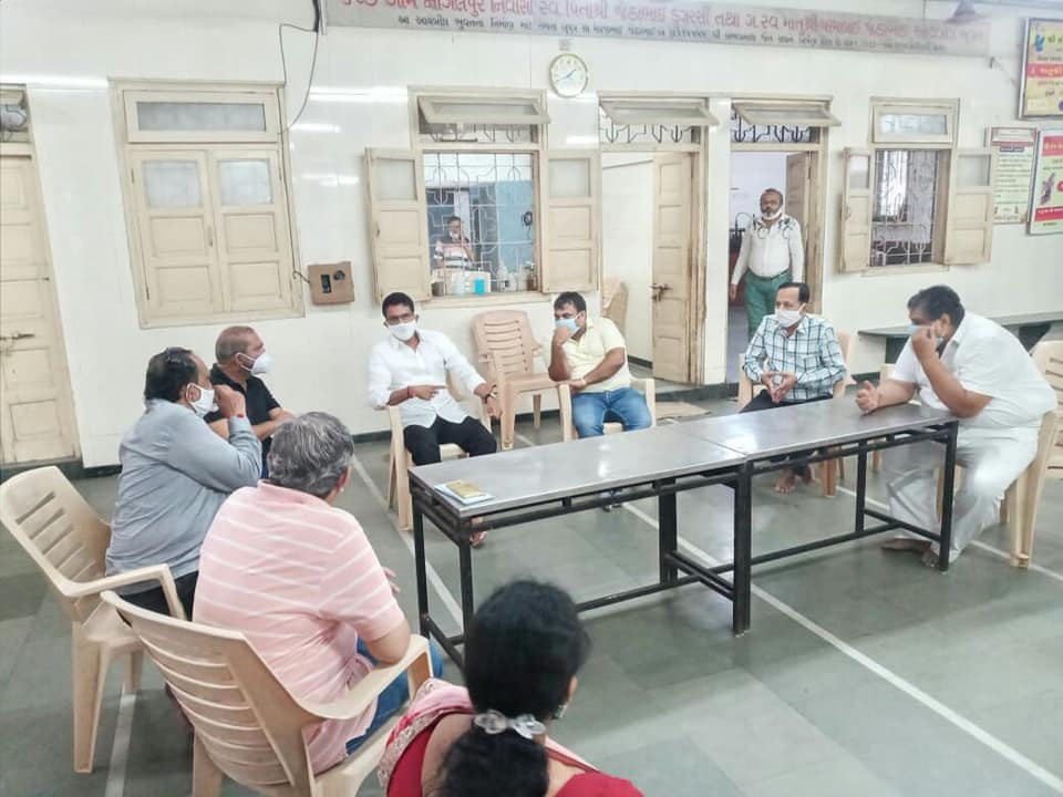Shri Sunil Rane held a meeting with Jain Derasar Trustees Mr.Snehal Shah, Mr.Dinesh and Mr.C.K at Jambhali Galli, to discuss a few issues related to BMC. After this meeting met the locals along with trustees and Karyakartas.