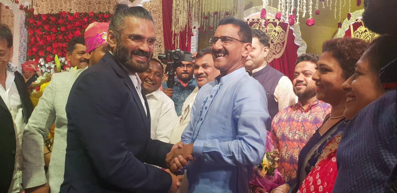 Shri. Sunil Rane gave a warm greetings to Snehal Shah's daughter, Nidhi, on her wedding. May God bless the newly married couple. Attended this elegant wedding at Della Resort, Lonavala, & also interacted with actors Suniel Shetty & Gulshan Grower.