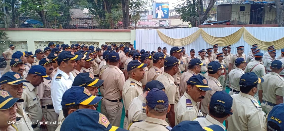 Shri. Sunil Rane celebrated the 71st Republic Day at Borivali Police station with the citizens and police present there.